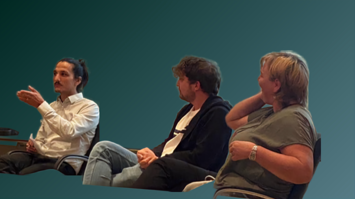 Drei Personen bei einer moderierten Podiumsdiskussion in Gersthofen.